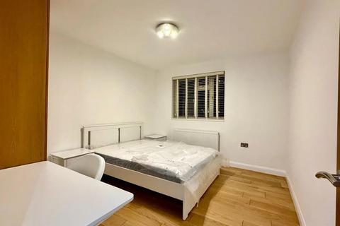 3 bedroom flat to rent, Oaklands Estate, London SW4