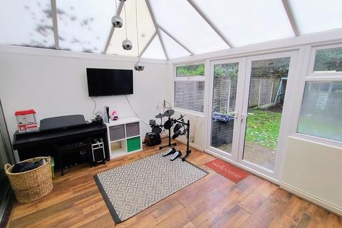 3 bedroom semi-detached house to rent, Corve Gardens, Wolverhampton WV6