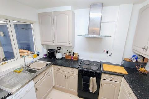 3 bedroom semi-detached house to rent, Corve Gardens, Wolverhampton WV6