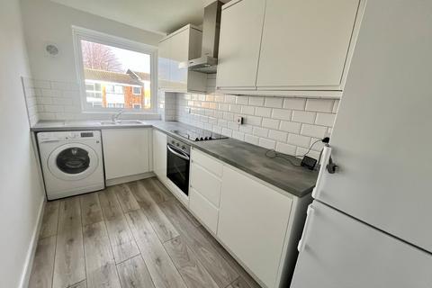 2 bedroom flat to rent, Brendans Close, Hornchurch