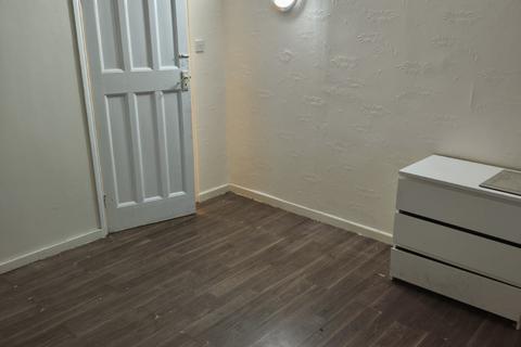 3 bedroom semi-detached house to rent, Wellstead Avenue, London N9