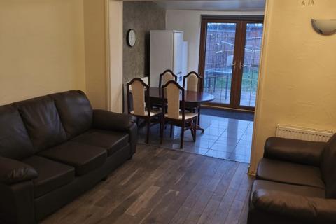 3 bedroom semi-detached house to rent, Wellstead Avenue, London N9