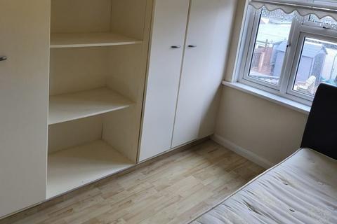 3 bedroom semi-detached house to rent, Wellstead Avenue, London N9