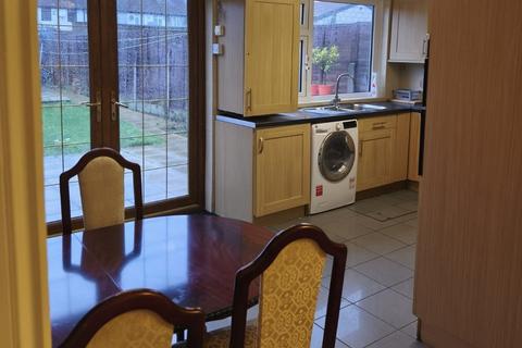 3 bedroom semi-detached house to rent, Wellstead Avenue, London N9