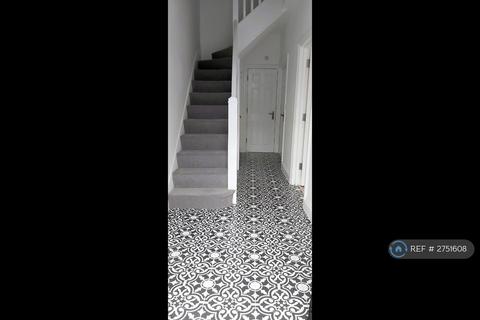 5 bedroom terraced house to rent, Carlyle Road, London, E12