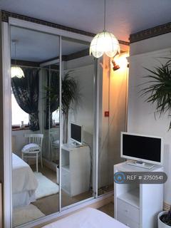 1 bedroom in a house share to rent - Longfield Avenue, Enfield, EN3