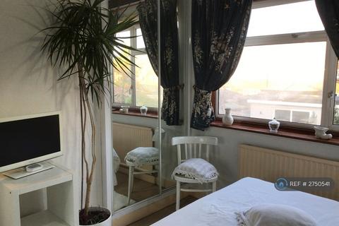 1 bedroom in a house share to rent, Longfield Avenue, Enfield, EN3