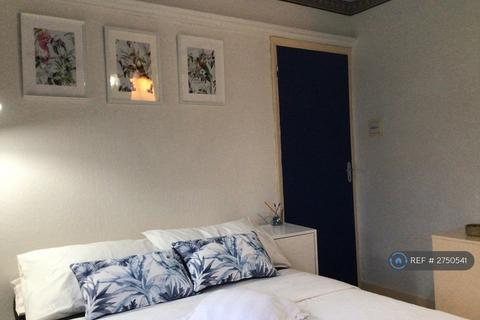 1 bedroom in a house share to rent, Longfield Avenue, Enfield, EN3