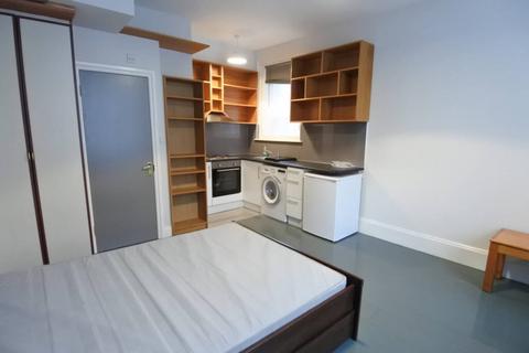 Studio to rent - Hemstal Road, London NW6
