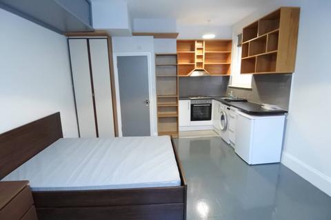 Studio to rent, Hemstal Road, London NW6
