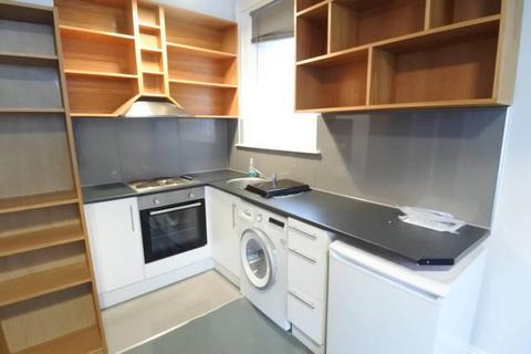 Studio to rent, Hemstal Road, London NW6