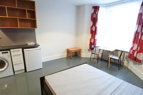 Studio to rent, Hemstal Road, London NW6