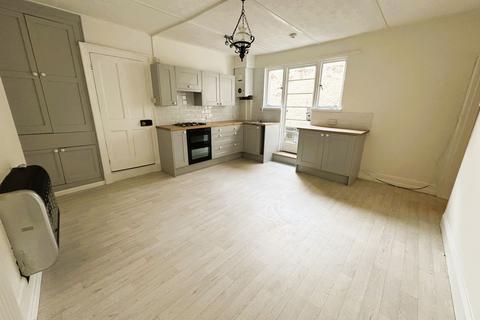3 bedroom ground floor flat to rent, St. Peter Street, Tiverton, EX16