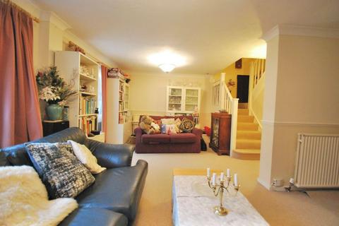 3 bedroom property for sale, Angus Close, Chessington