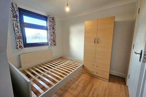 2 bedroom flat to rent, Stag Lane, London NW9