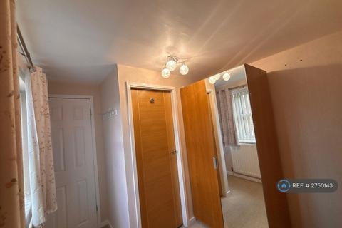 3 bedroom terraced house to rent, Defoe Avenue, South Shields, NE34