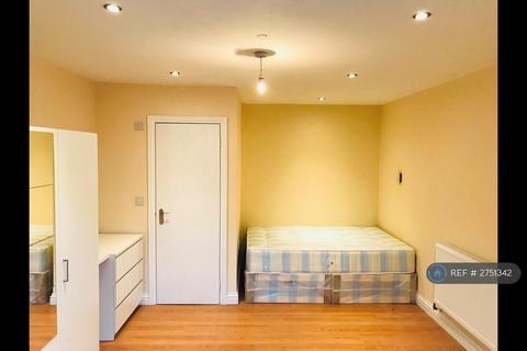 Studio to rent, Lichfield Grove, London, N3