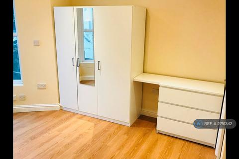 Studio to rent, Lichfield Grove, London, N3