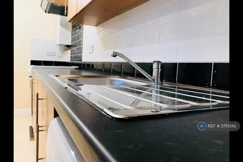 Studio to rent, Lichfield Grove, London, N3