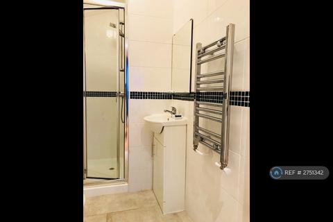 Studio to rent, Lichfield Grove, London, N3