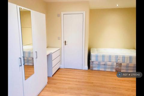 Studio to rent, Lichfield Grove, London, N3