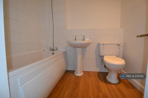 2 bedroom flat to rent, Kempton Avenue, Sunbury-On-Thames, TW16