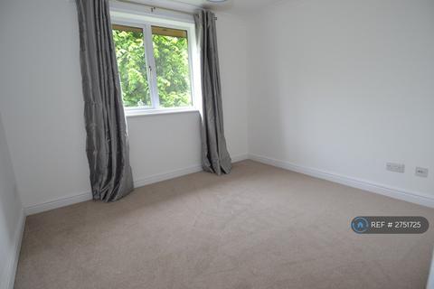 2 bedroom flat to rent, Kempton Avenue, Sunbury-On-Thames, TW16