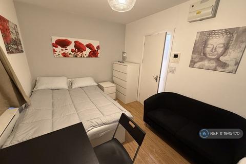 Studio to rent, London, London, N11