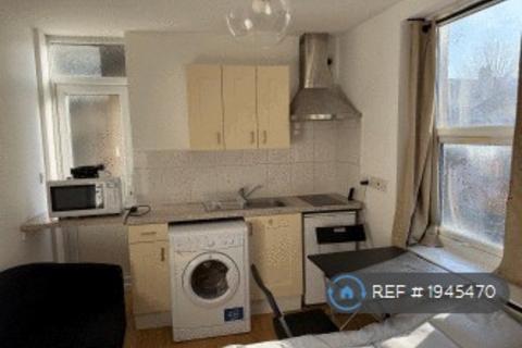 Studio to rent, London, London, N11