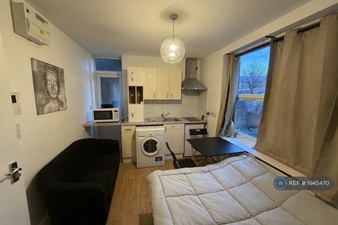 Studio to rent, London, London, N11