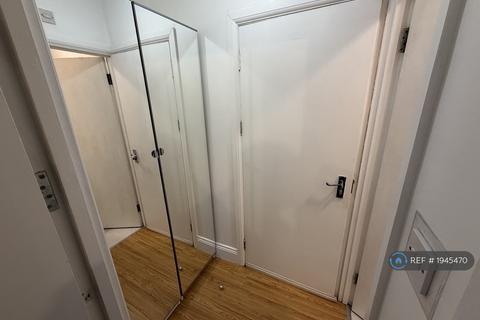 Studio to rent, London, London, N11