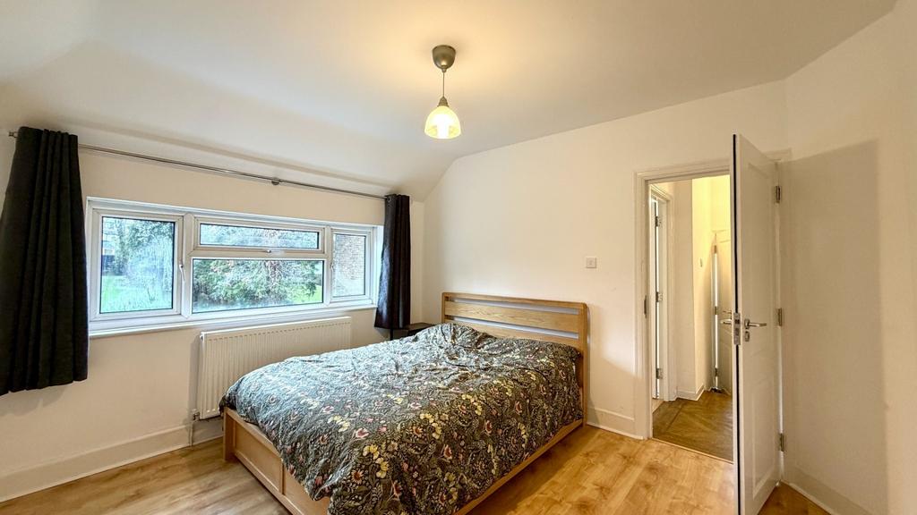 Bright, tidy double bedroom with wooden floorin...