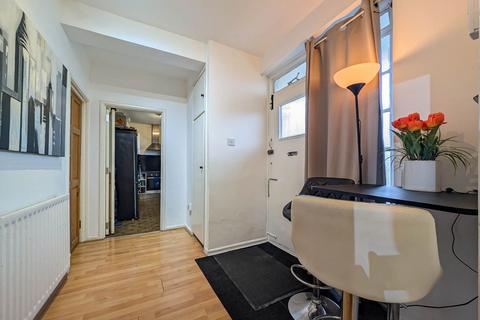 2 bedroom flat to rent, Flat , Fernwood, Albert Drive, London