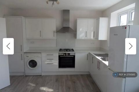 3 bedroom maisonette to rent, Elm Avenue, Ruislip, HA4