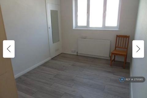 3 bedroom maisonette to rent, Elm Avenue, Ruislip, HA4
