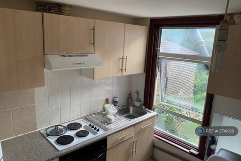 1 bedroom in a house share to rent, Umfreville Road, London, N4