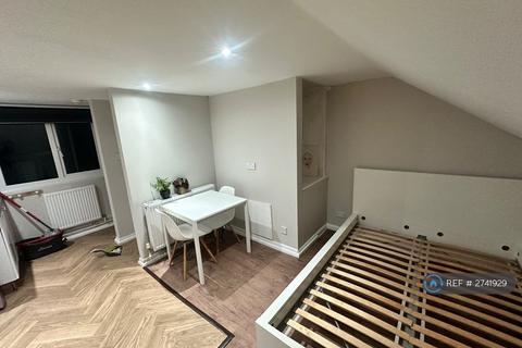 1 bedroom in a house share to rent, Umfreville Road, London, N4