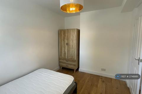 4 bedroom flat to rent, Manitoba Court, London, SE16