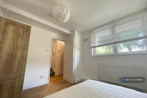 4 bedroom flat to rent, Manitoba Court, London, SE16