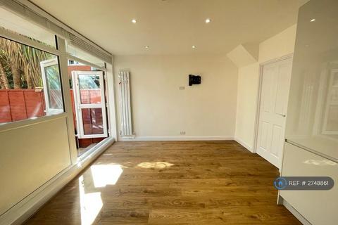 4 bedroom flat to rent, Manitoba Court, London, SE16