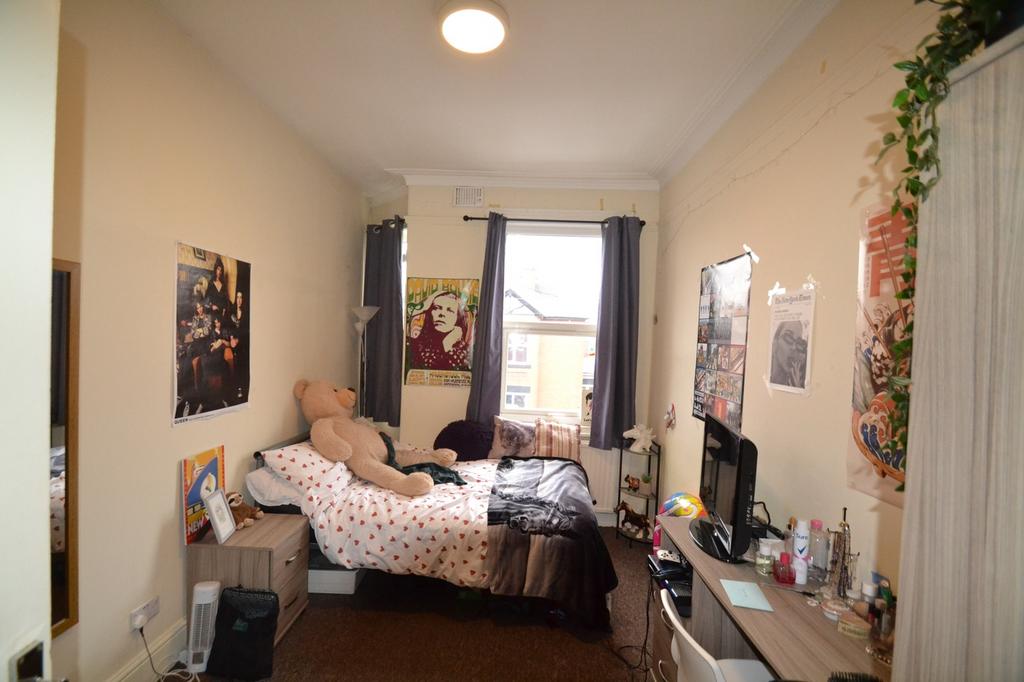A cozy double bedroom featuring a comfortable b...