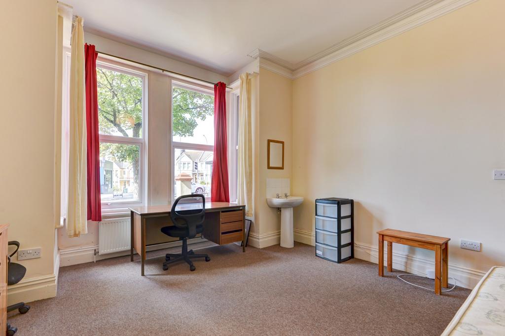 Bright single bedroom with large front-facing w...