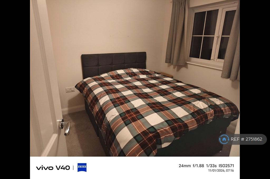 Double Bedroom Fully Furnished With Wardrobe