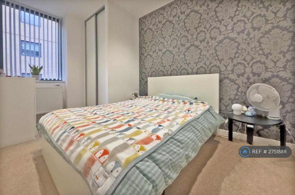 Double Bedroom With Build-In Wardrobe