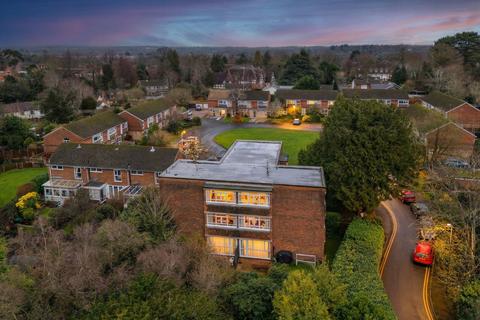2 bedroom flat for sale, Highfield Close, Wokingham