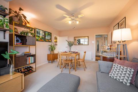 2 bedroom flat for sale, Highfield Close, Wokingham