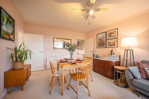 2 bedroom flat for sale, Highfield Close, Wokingham