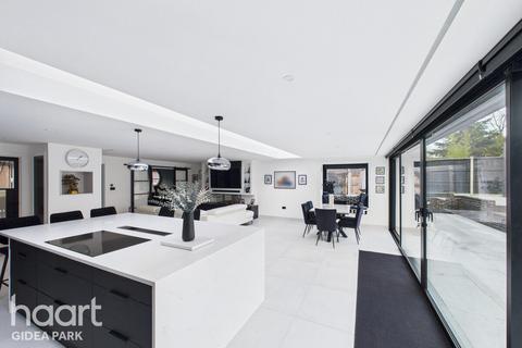 5 bedroom detached house for sale - Dickens Way, Romford