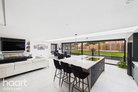 5 bedroom detached house for sale, Dickens Way, Romford