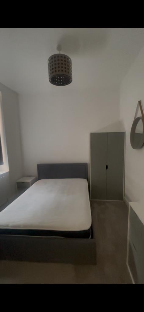 Neutral, well-presented double bedroom with a c...